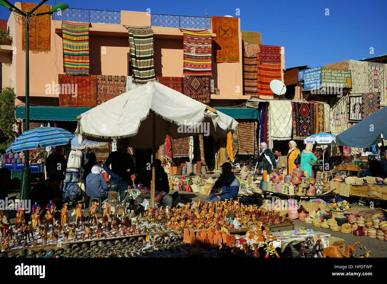 Alfombras y tiendas de recuerdos en el zoco de la Medina de Marrakech, Marruecos Foto de stock