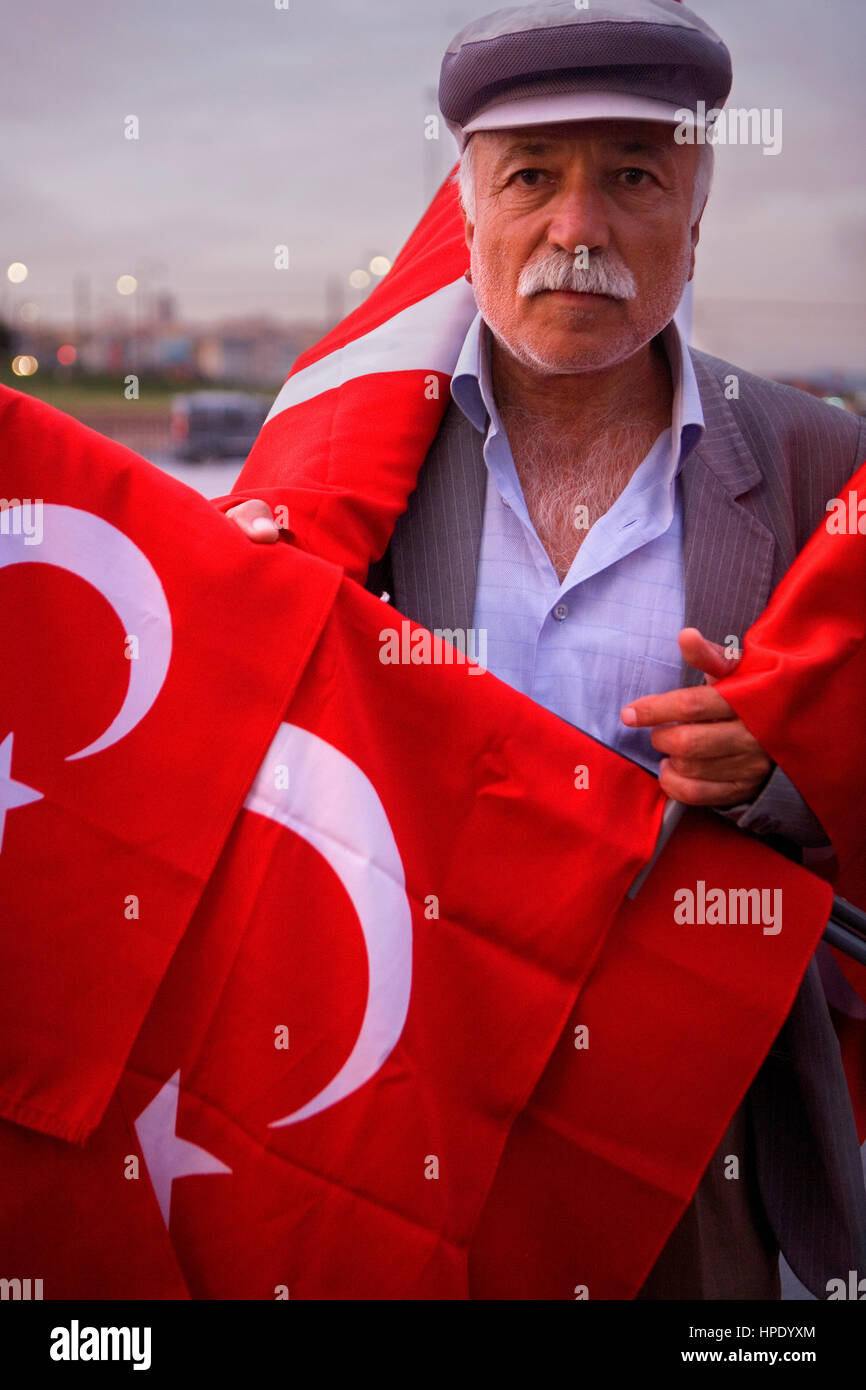 Vendedor de banderas en Eminonu square, Estambul, Turquía Foto de stock