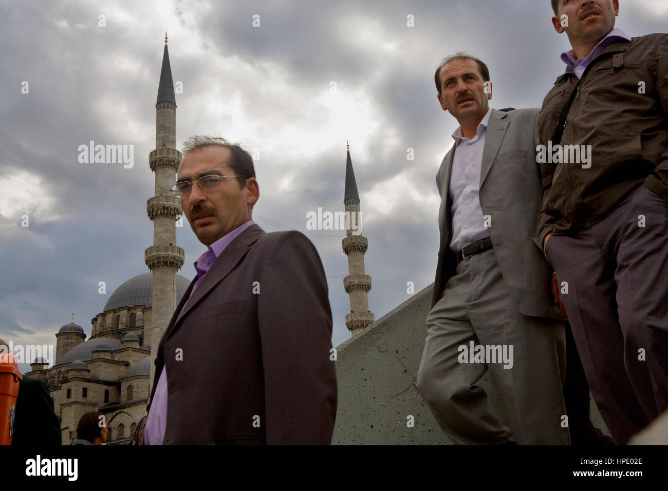 Yeni Cami mezquita y personas, Eminonu trimestre. Estambul. Turquía Foto de stock