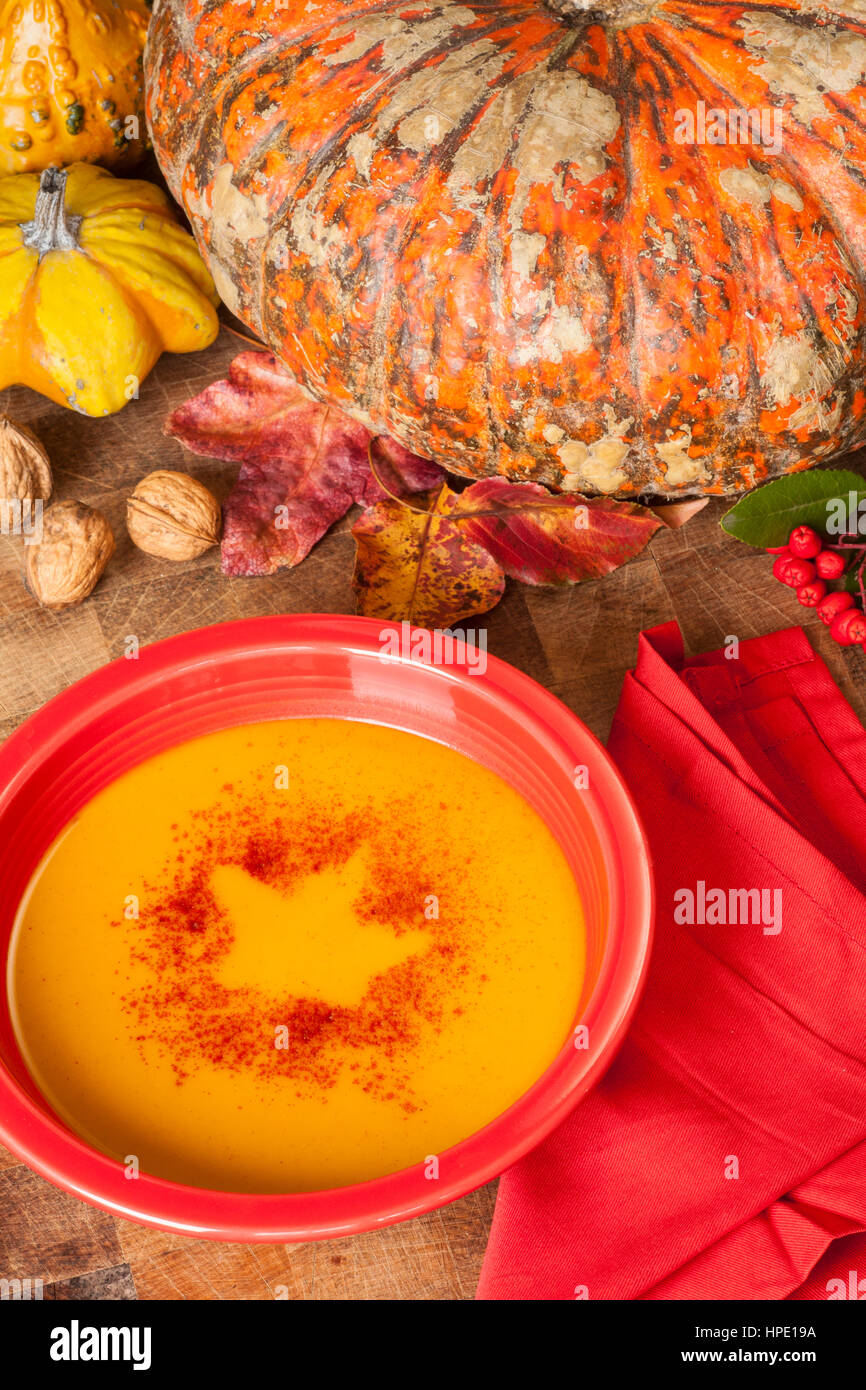 Calabacita sopa con manzanas y pimentón dulce Foto de stock
