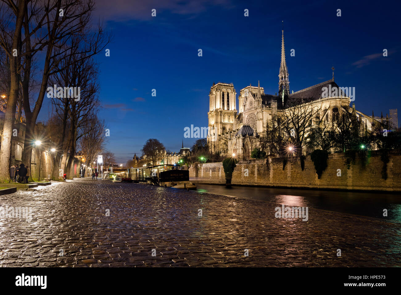 Notre-Dame de París y el río Sena en hora azul Foto de stock