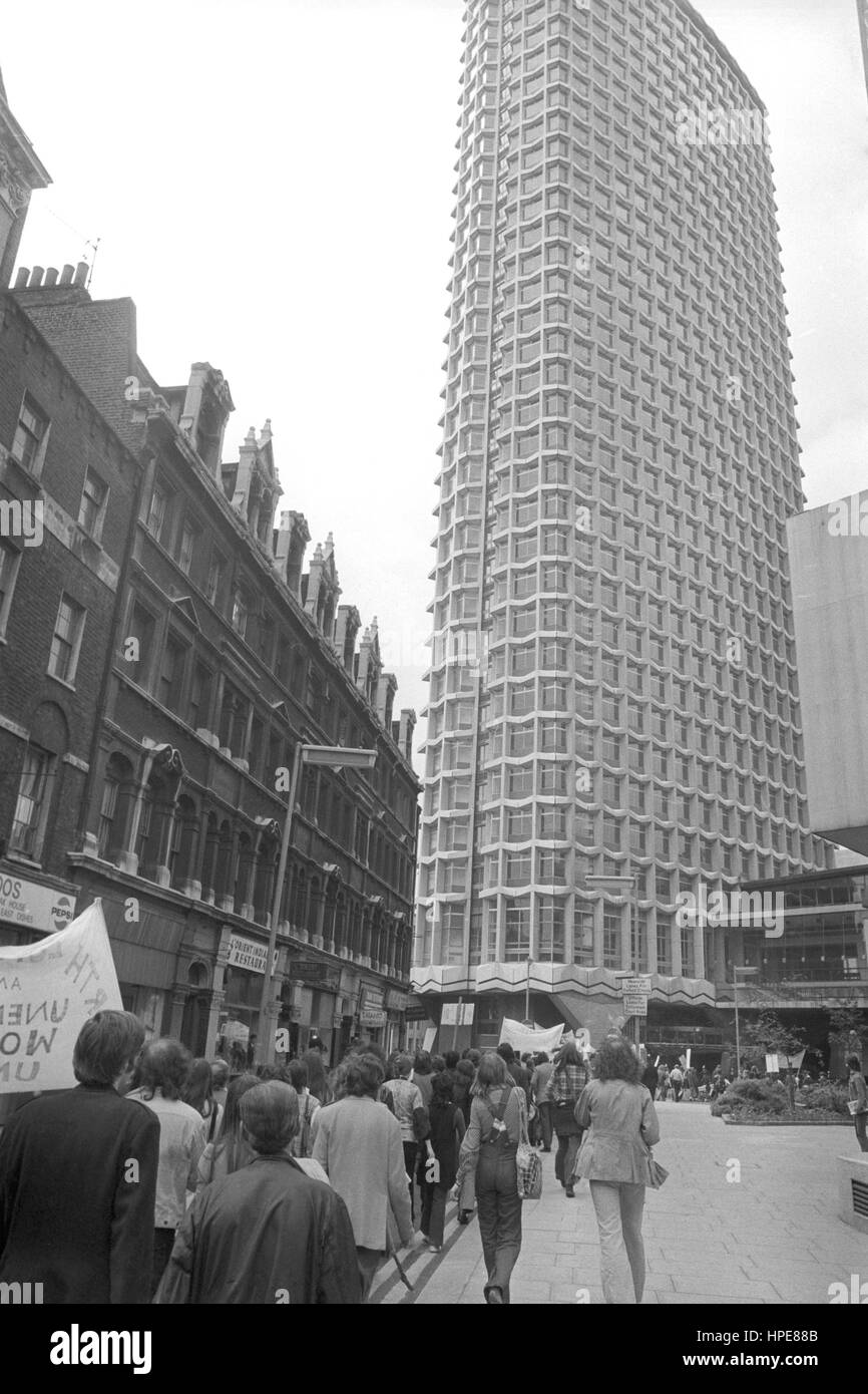 Un 'casas' demostración de hoy en el punto central , la controvertida desocupado rascacielos en el St Giles Circus en el centro de Londres. La reunión se produjo después de una marcha de Islington Town Hall. Foto de stock