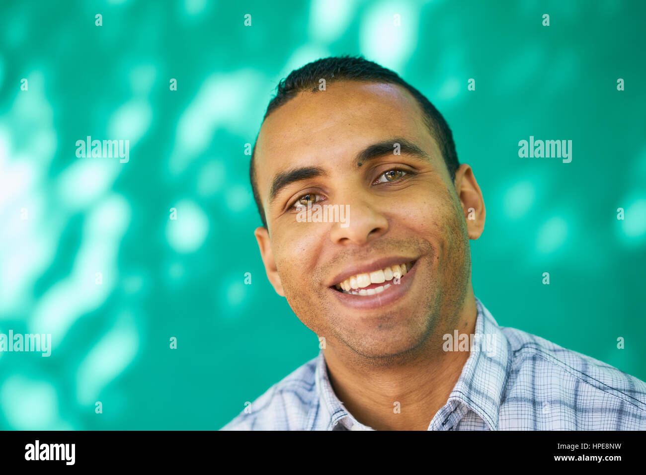 Verdadero pueblo cubano y sentimientos, retrato de hombre joven hispana desde La Habana, Cuba mirando a la cámara y sonriendo con cara feliz Foto de stock