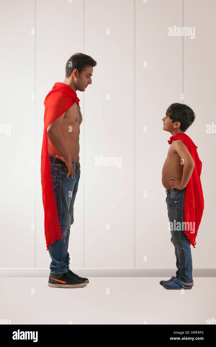 Padre e hijo actuando como super héroes Foto de stock