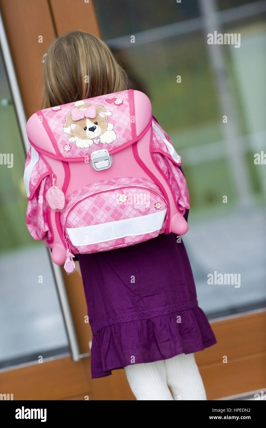 Modelo lanzado , Schuelerin mit Schultasche - alumno con mochila escolar  Fotografía de stock - Alamy