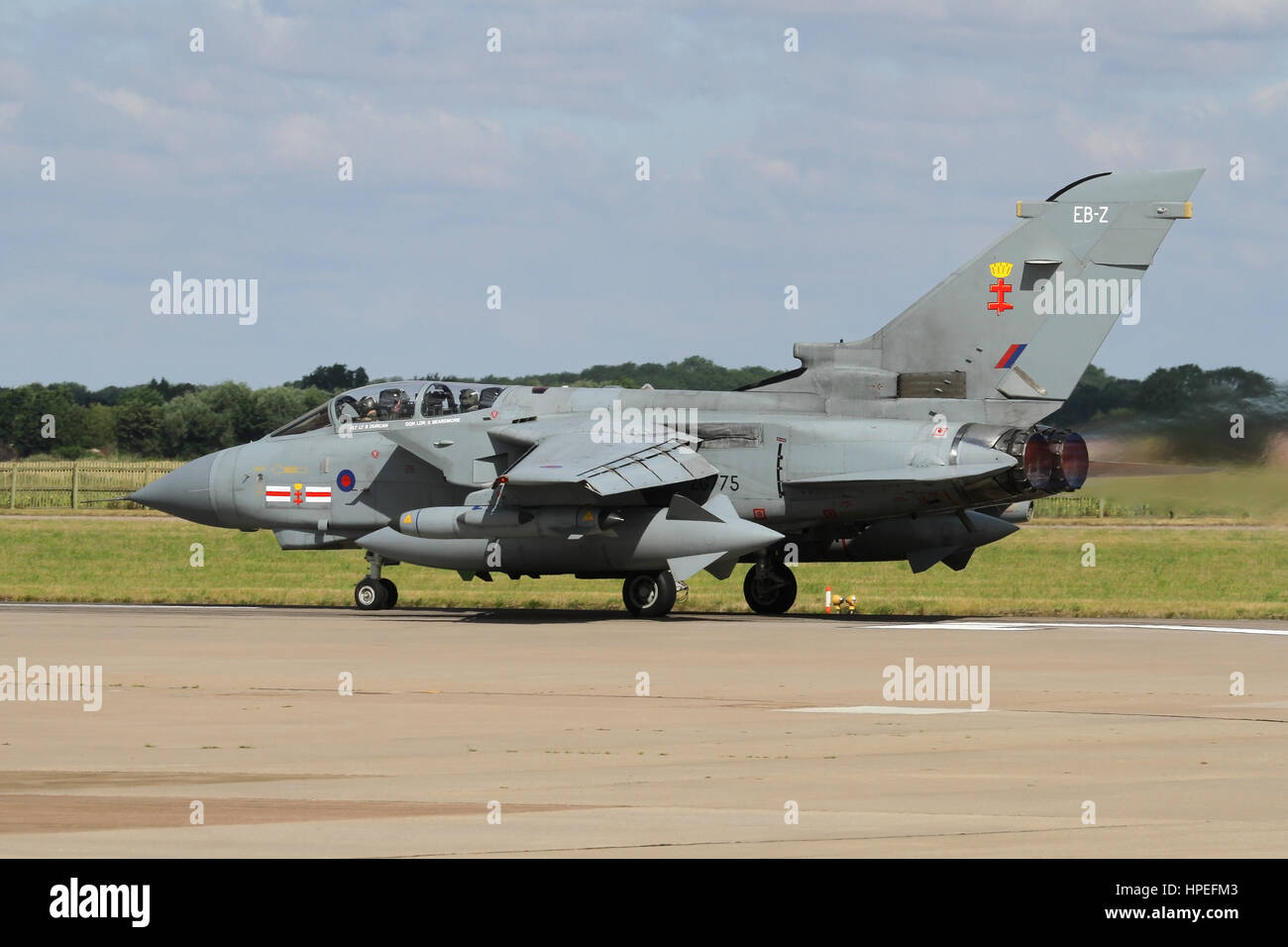 41 Sqn Tornado rodando por la pista de aterrizaje en la RAF Coningsby. Nota El recalentar. Foto de stock