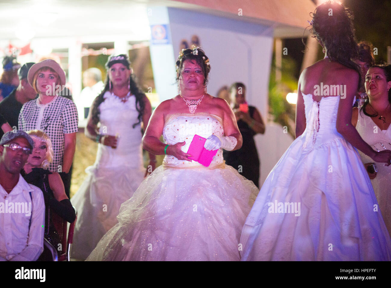 Transgénero de los invitados a la boda vestidos de novias de comunidad  TransCuba viendo la ceremonia de la boda de Malu Cano, Cubana y una mujer  transgénero transg Fotografía de stock -