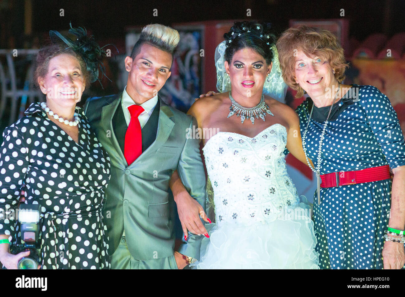 Mariette Patía Allen (izquierda), un fotógrafo norteamericano, quien ha sido fotografiar mujeres transgénero en Cuba desde 2013 posando con una pareja de recién casados un Foto de stock