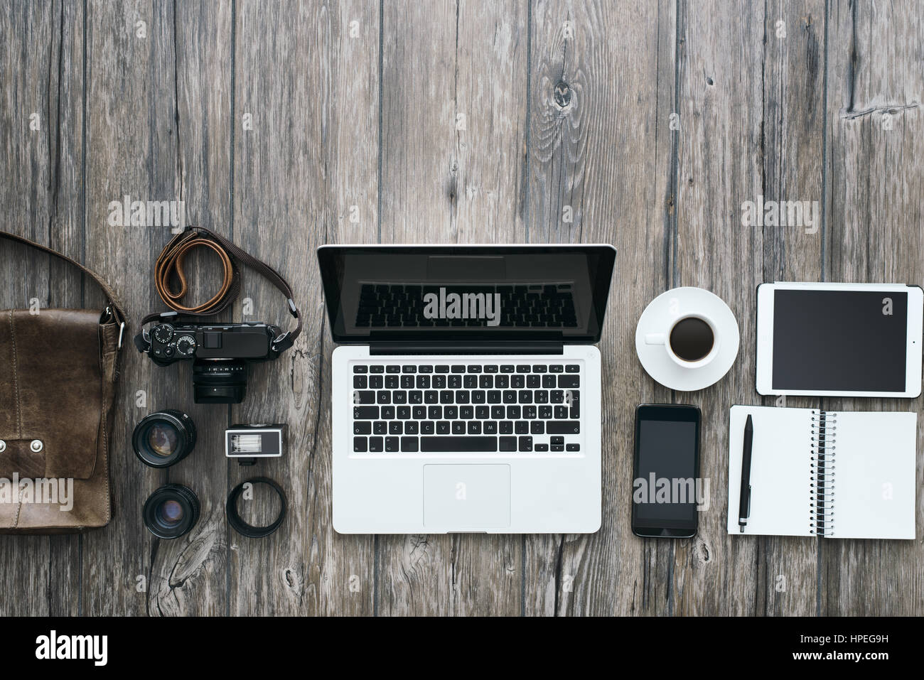 Equipo de fotografía freelance Hipster, portátil, smartphone y ordenador  portátil en un escritorio de madera, plana sentar el banner con espacio de  copia Fotografía de stock - Alamy