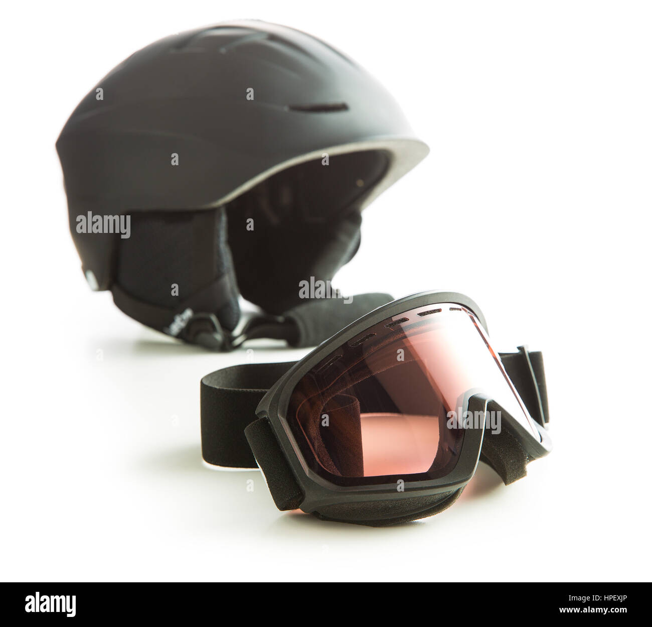 Gafas de esquí y casco aislado sobre fondo blanco. Foto de stock