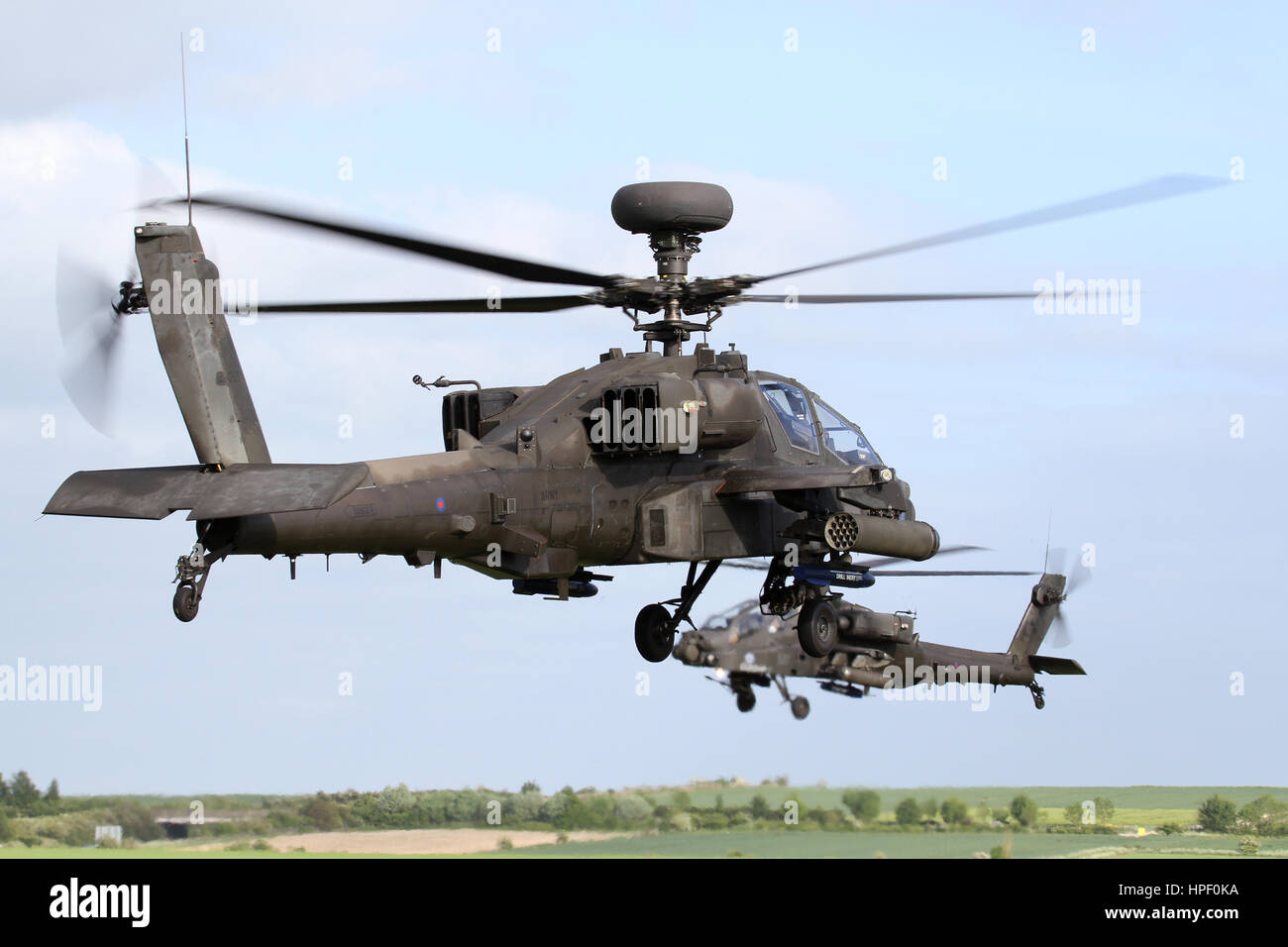 El Cuerpo Aéreo del Ejército Apache AH mostrar equipo acerca de apartarse un Duxford airshow y regresar a su base en Wattisham en Suffolk. Foto de stock