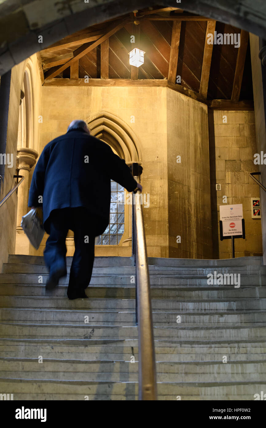 El hombre sube las escaleras de la catedral de Canterbury, Inglaterra. Foto de stock
