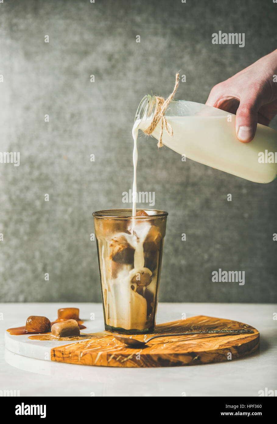 Apetitoso sabroso café frío refrescante con hielo en vasos de leche y  crema. Listo para beber. Servido en mesa de madera antigua Fotografía de  stock - Alamy