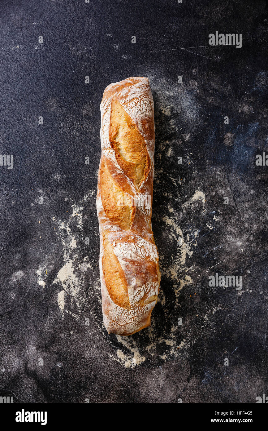Pan de baguette fresco sobre fondo oscuro espacio de copia Foto de stock