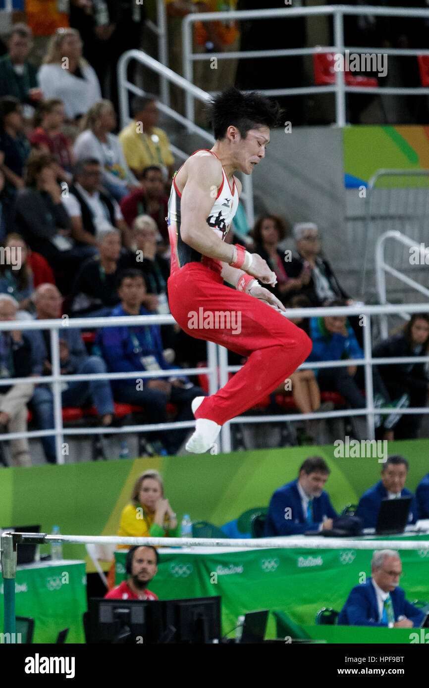 Río de Janeiro, Brasil. El 8 de agosto de 2016. Kohei Uchimura (JPN) preformas en la barra horizontal como parte de la ganadora de una medalla de oro en el equipo de gimnasia de Hombres Foto de stock