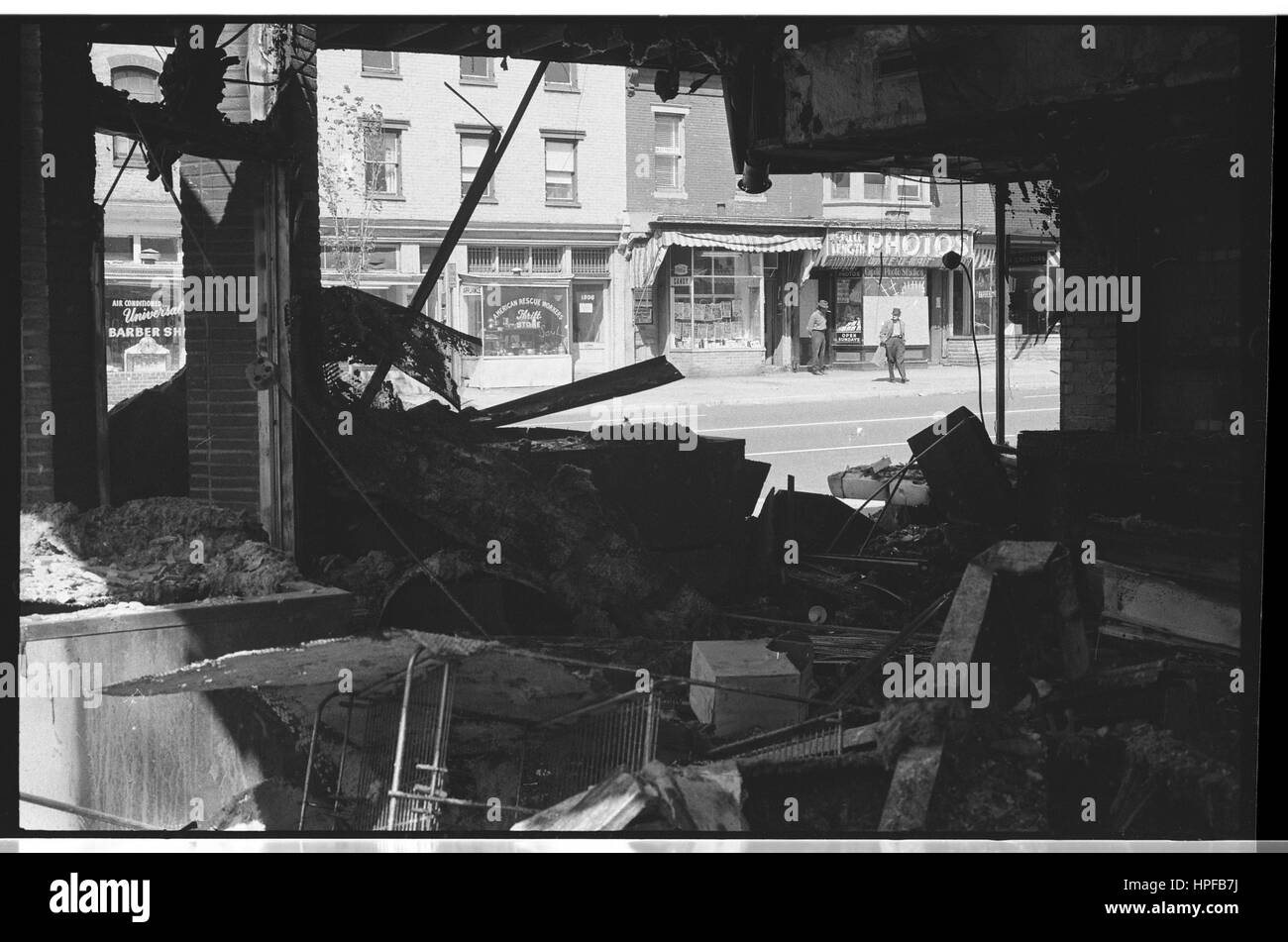 Ruinas de un almacén que fue destruida durante los disturbios tras el asesinato del Dr. Martin Luther King, Jr, Washington, DC, 04/16/1968. Foto por Warren K Leffler Foto de stock