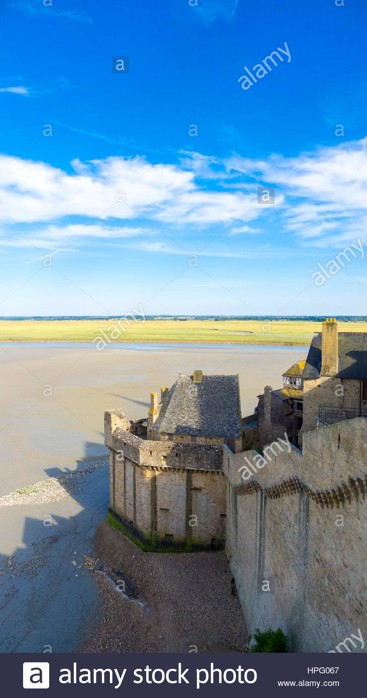 Francia, Normandía (Normandía), Manche el departamento, Le Mont-Saint-Miichel durante la marea baja. Foto de stock