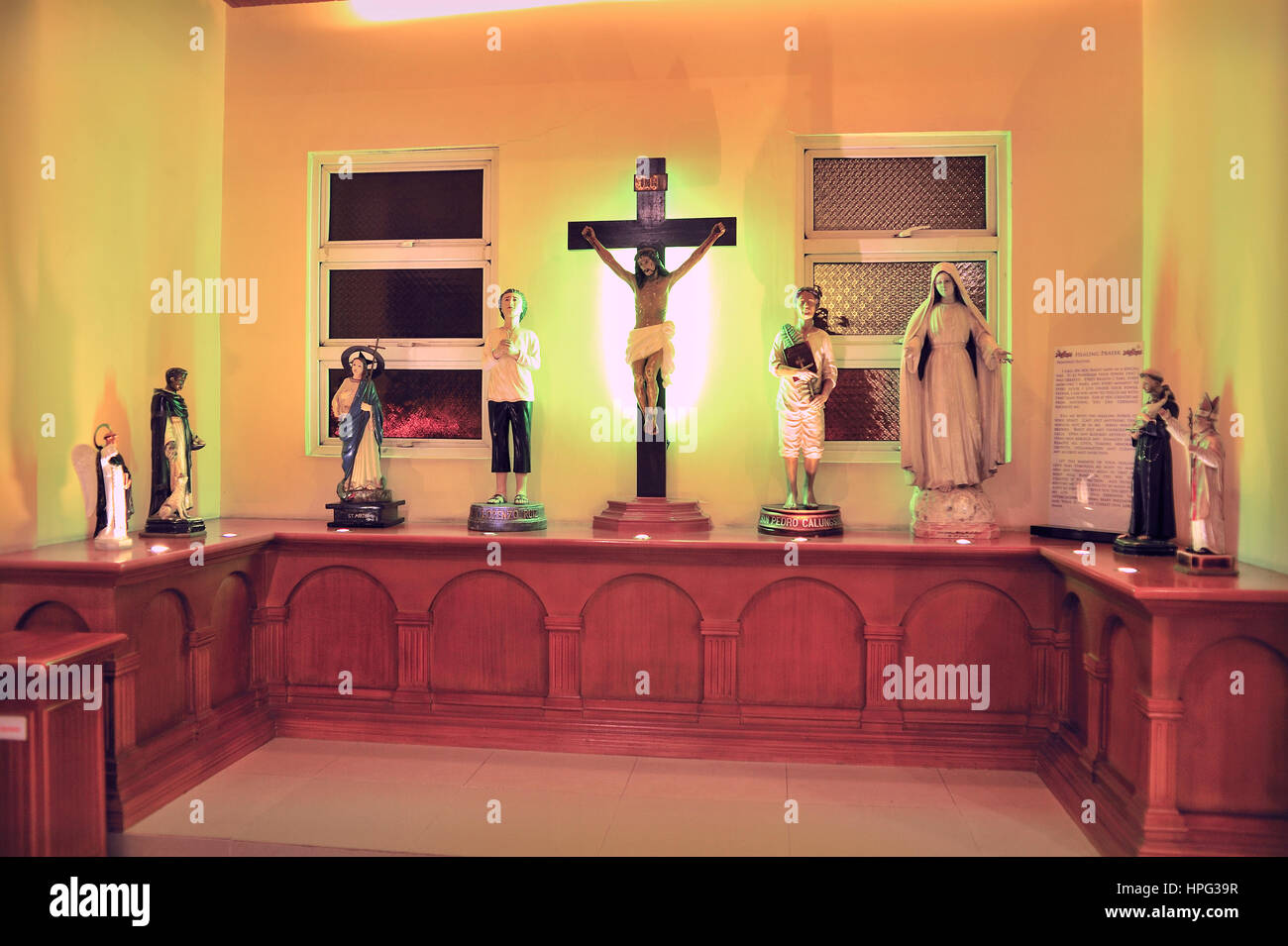 La crucifixión de Cristo y de los santos, las imágenes en la Iglesia Lahug Cebú, Filipinas Foto de stock
