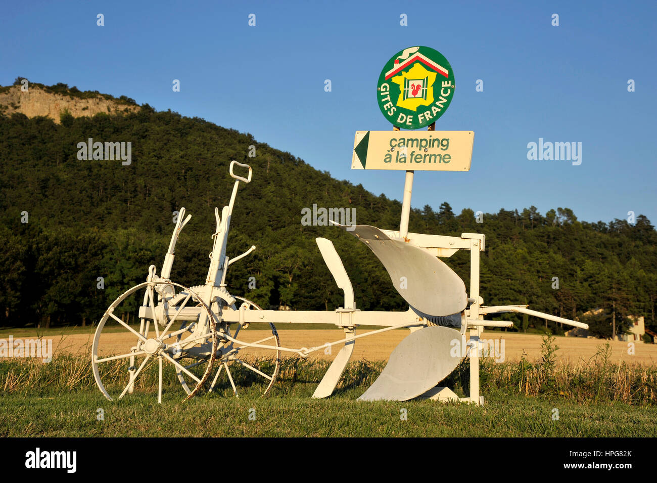 Francia, Ródano-Alpes, Drôme provenzal, signo que indica una granja camping etiquetados Gîtes de France. Foto de stock