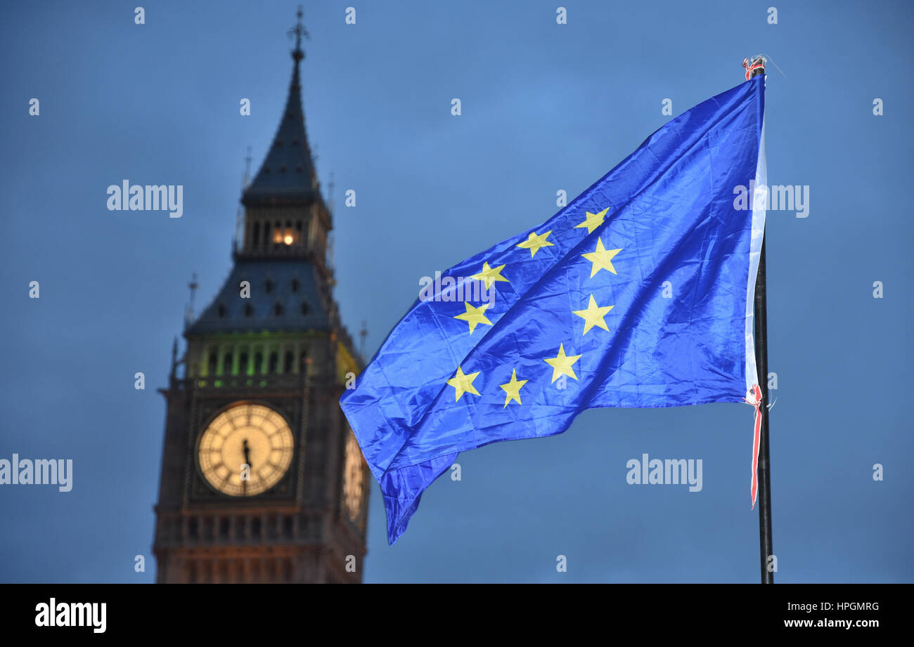 Bandera europea fuera de las Casas del Parlamento, la protesta Anti-Trump,Parliament Square, Londres.UK Foto de stock