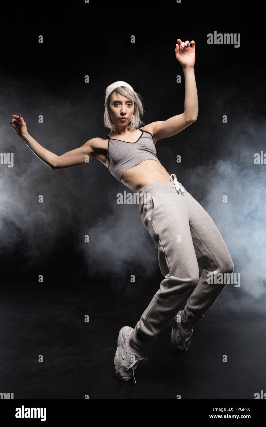 Mujer en ropa deportiva bailando Foto de stock