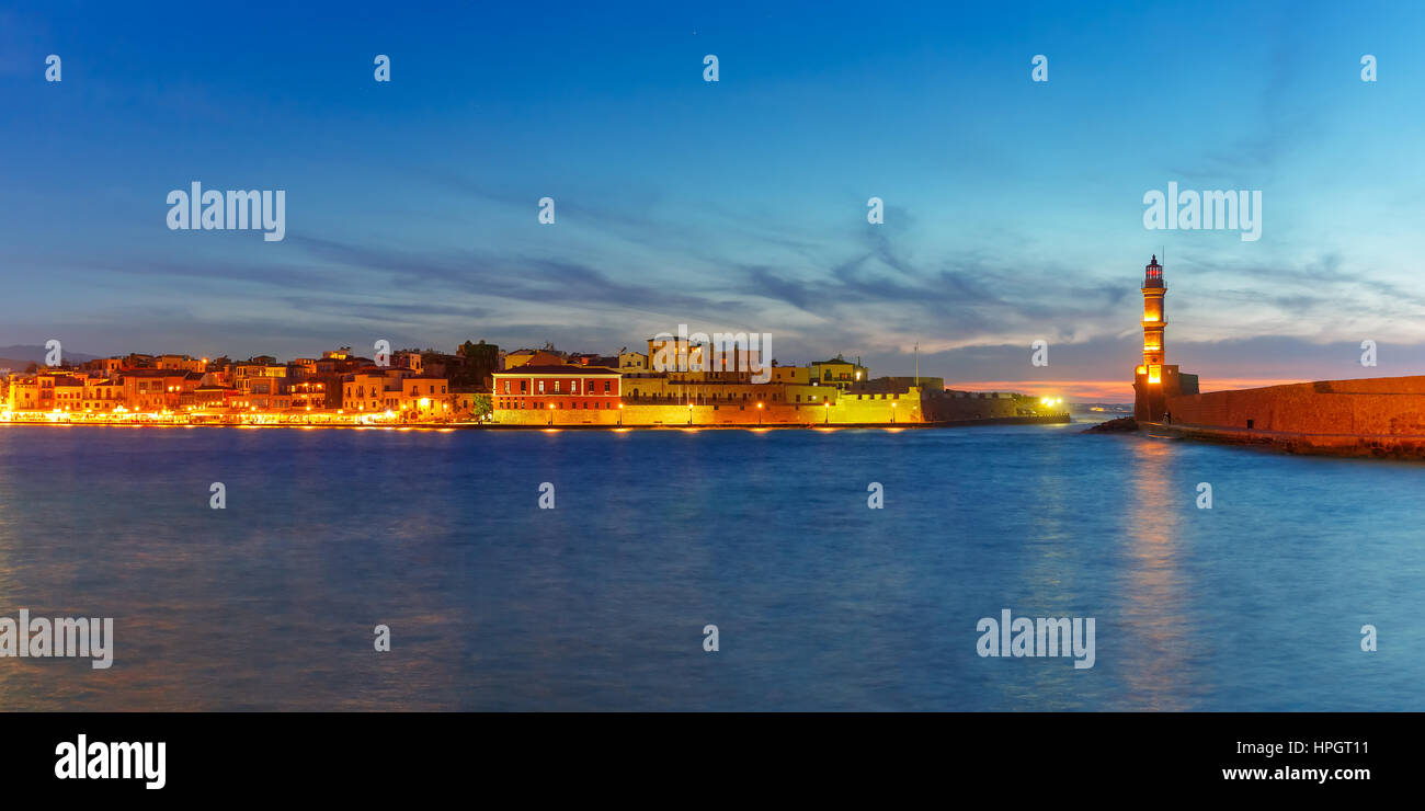 Panorama puerto veneciano waterfront y el faro en el viejo puerto de Chania durante la hora azul crepúsculo, Creta, Grecia Foto de stock