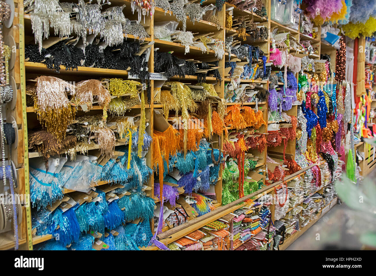 Adornos de traje para la venta en B & Q, una tienda en Manhattan que se especializa en trajes burlesco. Foto de stock