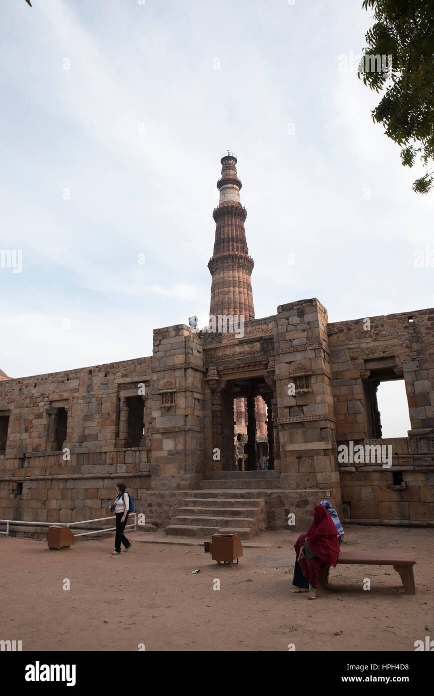 Qutab Minar es una subida de 73 m de alto, la torre de la victoria, construido en 1193 por Qutab-ud-din Aibak inmediatamente después de la derrota del último reino Hindú de Nueva Delhi. Foto de stock