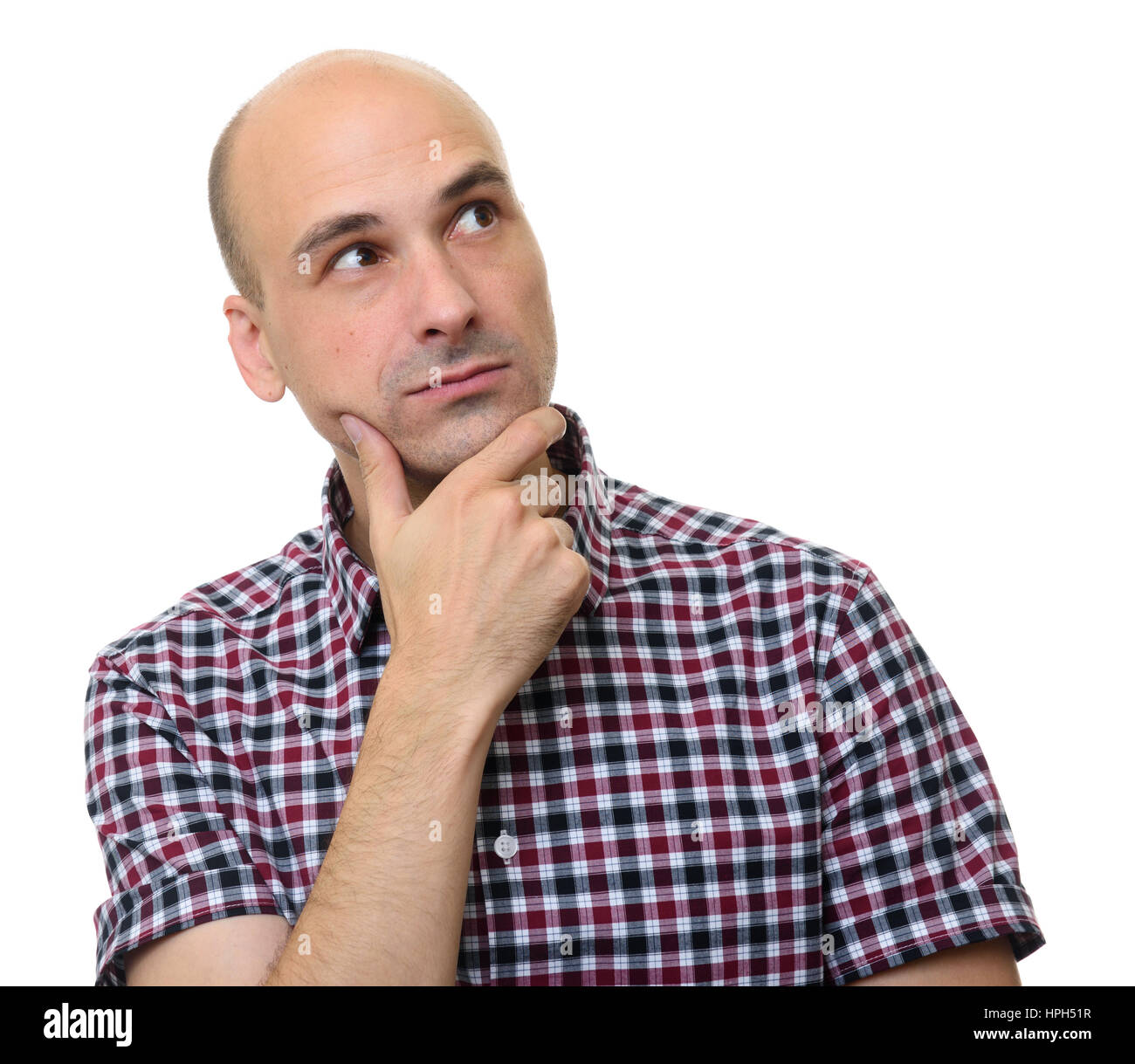 Retrato del hombre pensante mira hacia arriba con la mano en el mentón. Aislado en blanco. Foto de stock