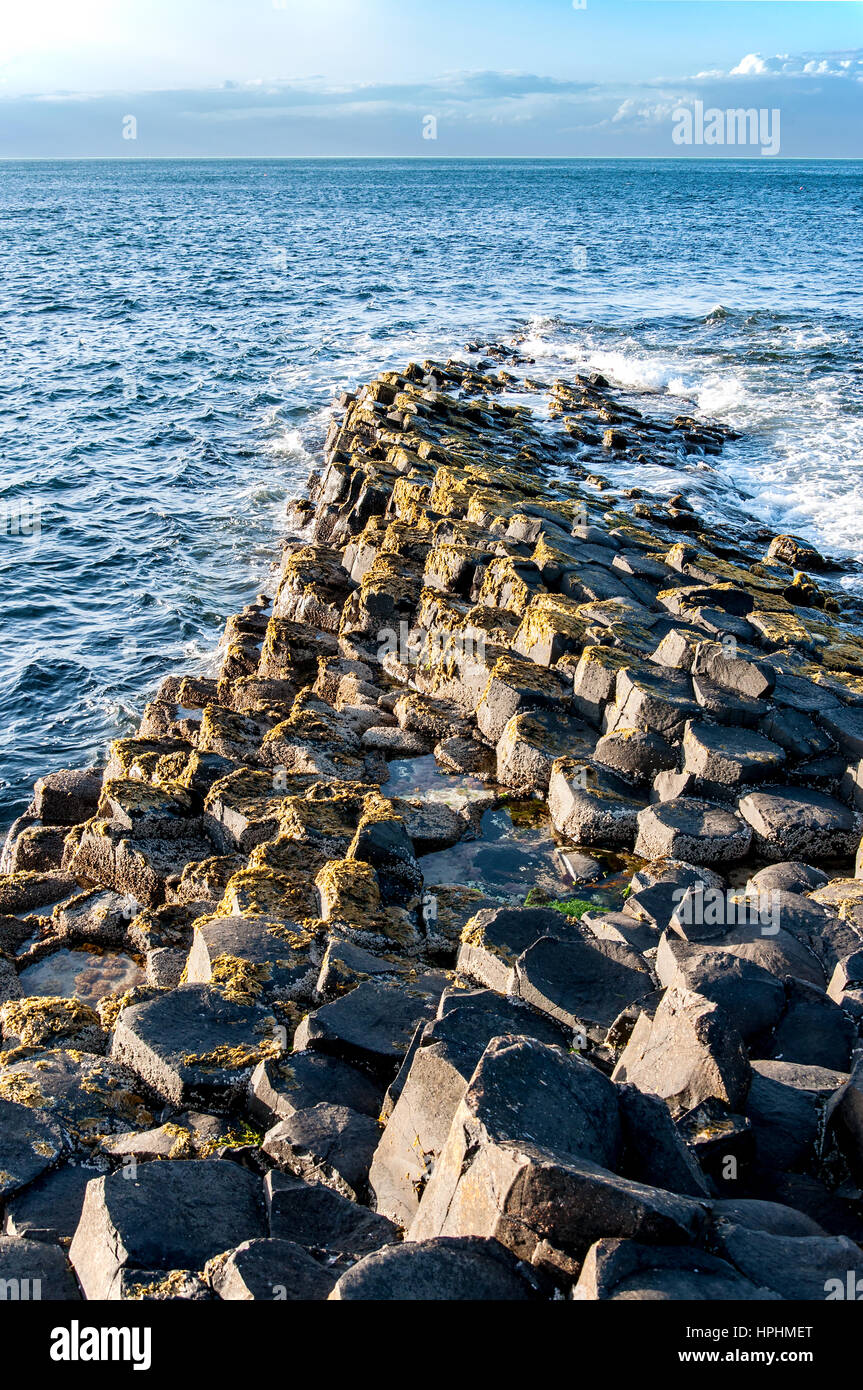 Giants Causeway formación geológica en Antrim, Irlanda del Norte, en la luz del atardecer. Foto de stock