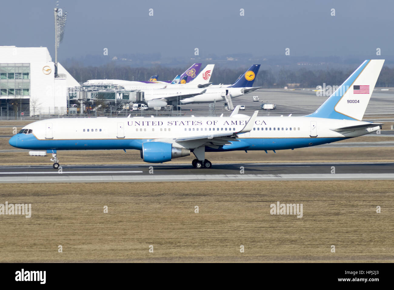 99-0004 Estados Unidos de Amerika avión está aterrizando en el aeropuerto de Munich Foto de stock