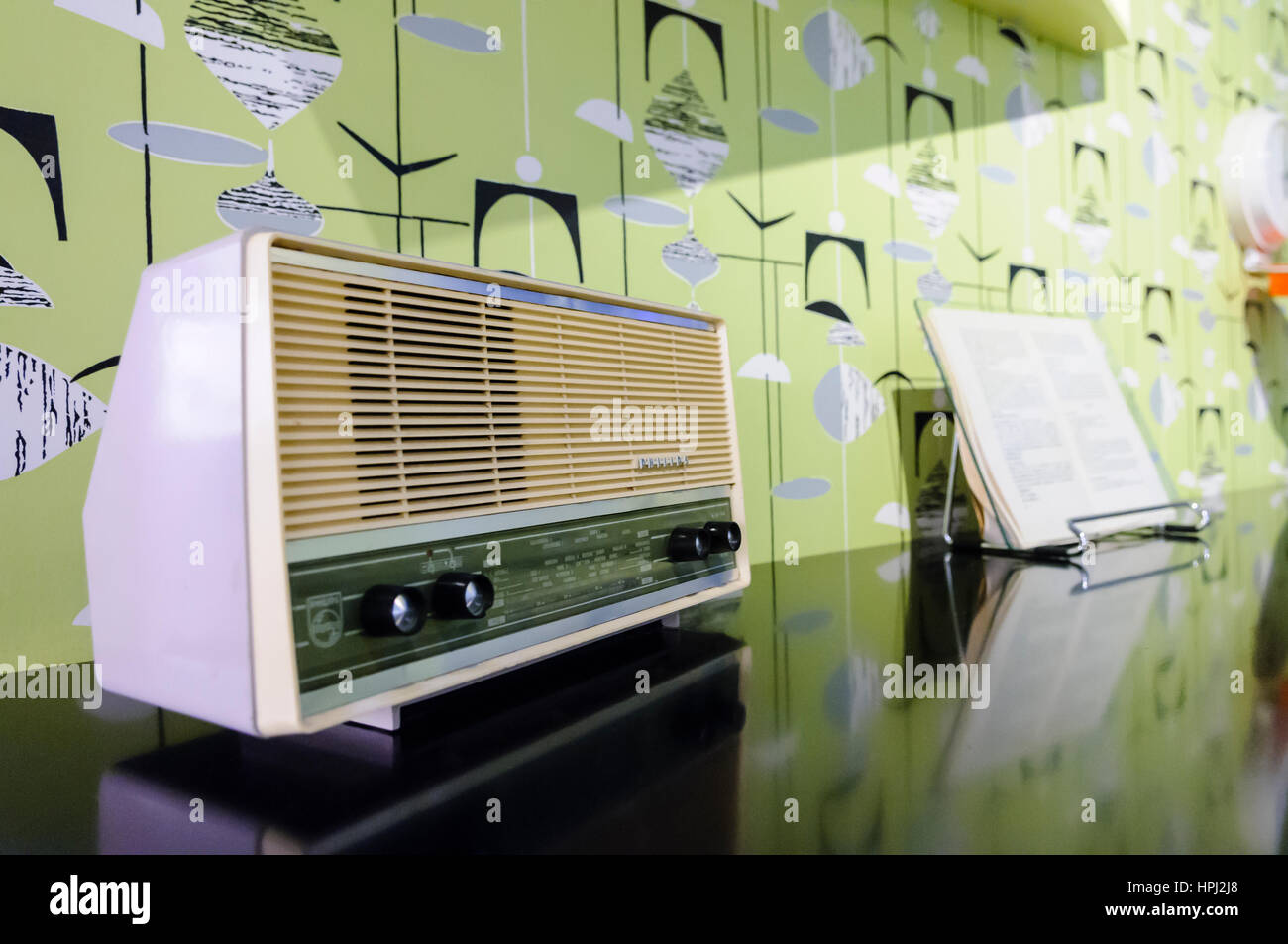 Radio reloj de cocina Philips desde los 1950s/1960s Foto de stock