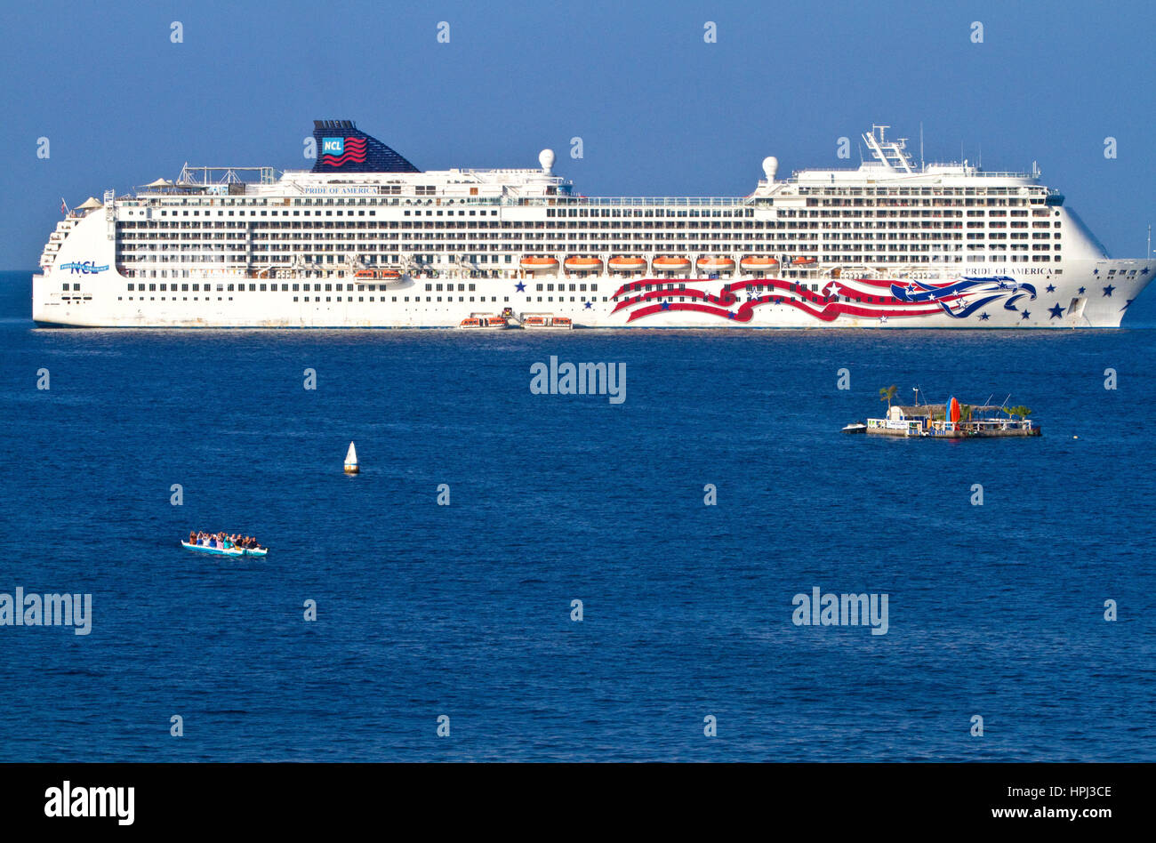 El Orgullo de América crucero fondeado frente a la costa en Kailua-Kona, en la Isla Grande de Hawaii, EE.UU. Foto de stock