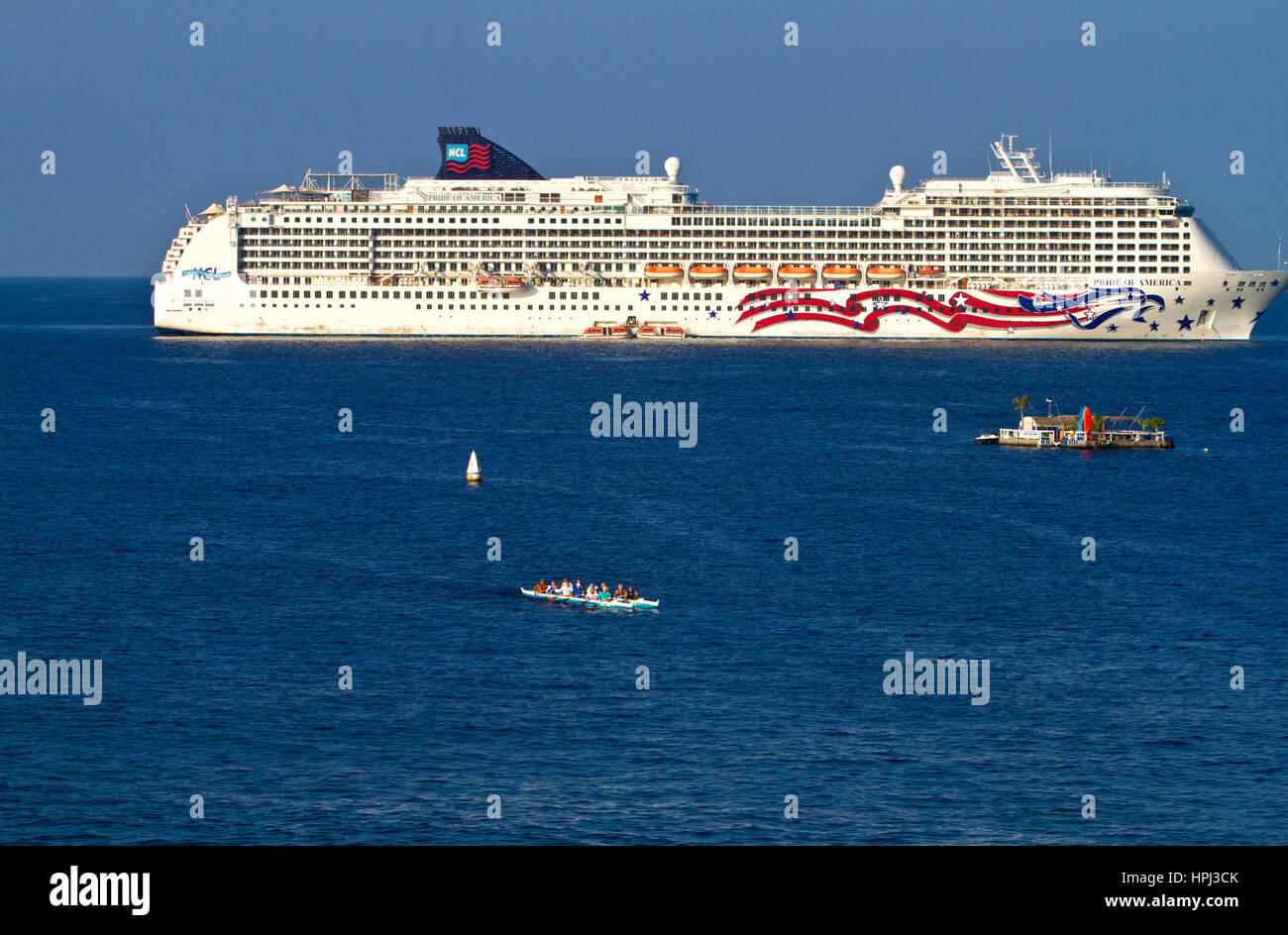 El Orgullo de América crucero fondeado frente a la costa en Kailua-Kona, en la Isla Grande de Hawaii, EE.UU. Foto de stock