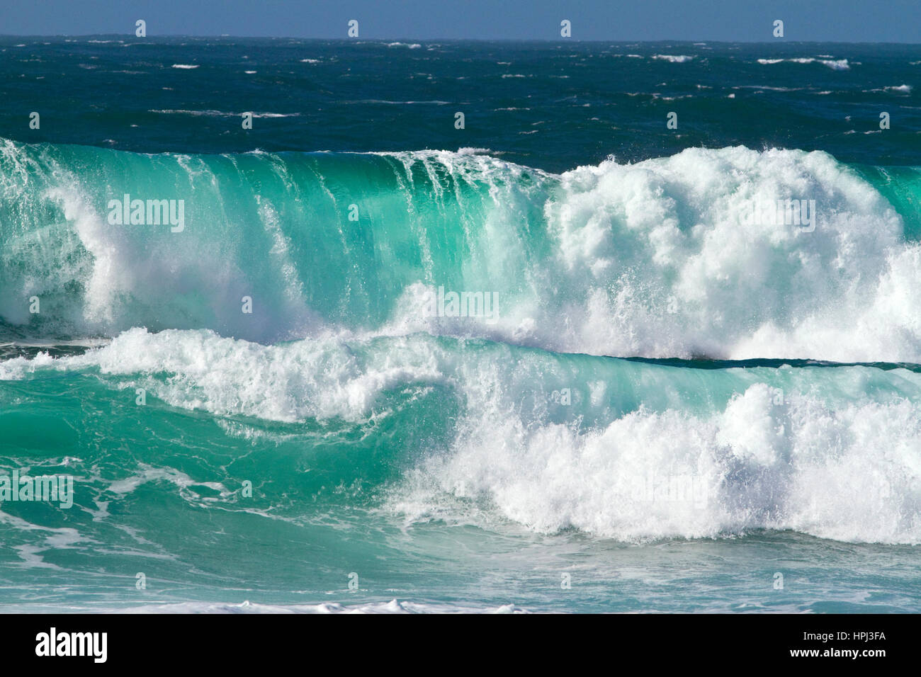 Las olas del océano Pacífico y el surf en la costa de Monteray, California, USA. Foto de stock