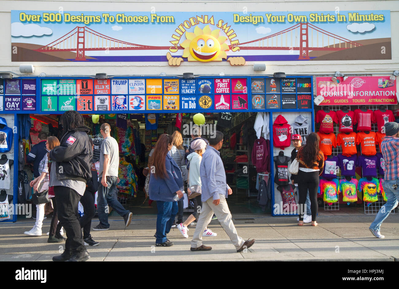 T-shirt vendedor vende souvenirs en Fishermans Wharf en San Francisco, California, EEUU. Foto de stock