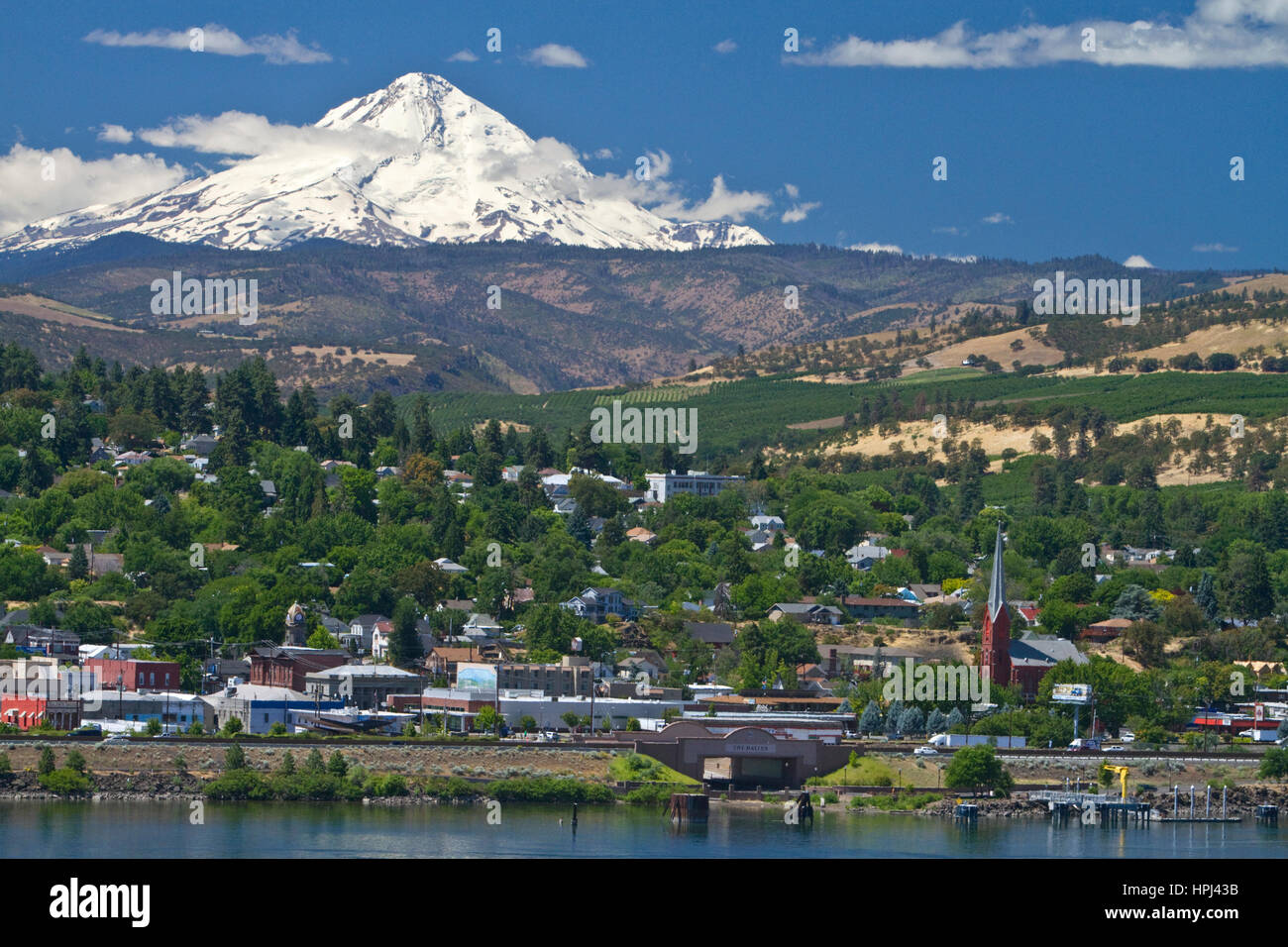 Una vista del Monte Hood en la ciudad de Dalles, Oregon, USA. Foto de stock