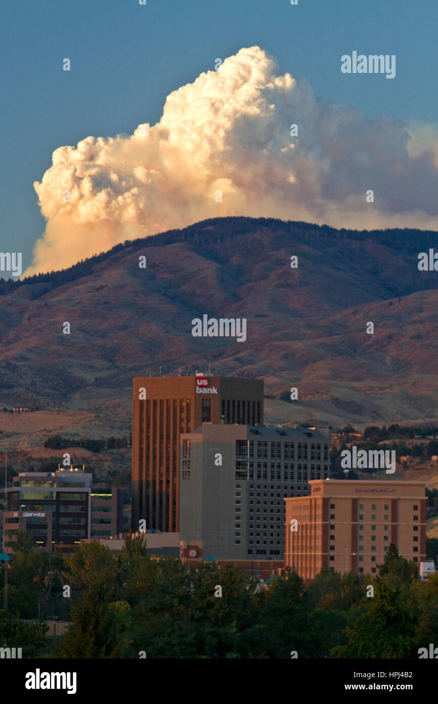 Una nube pyrocumulus encima de las faldas en Boise, Idaho, USA. Foto de stock