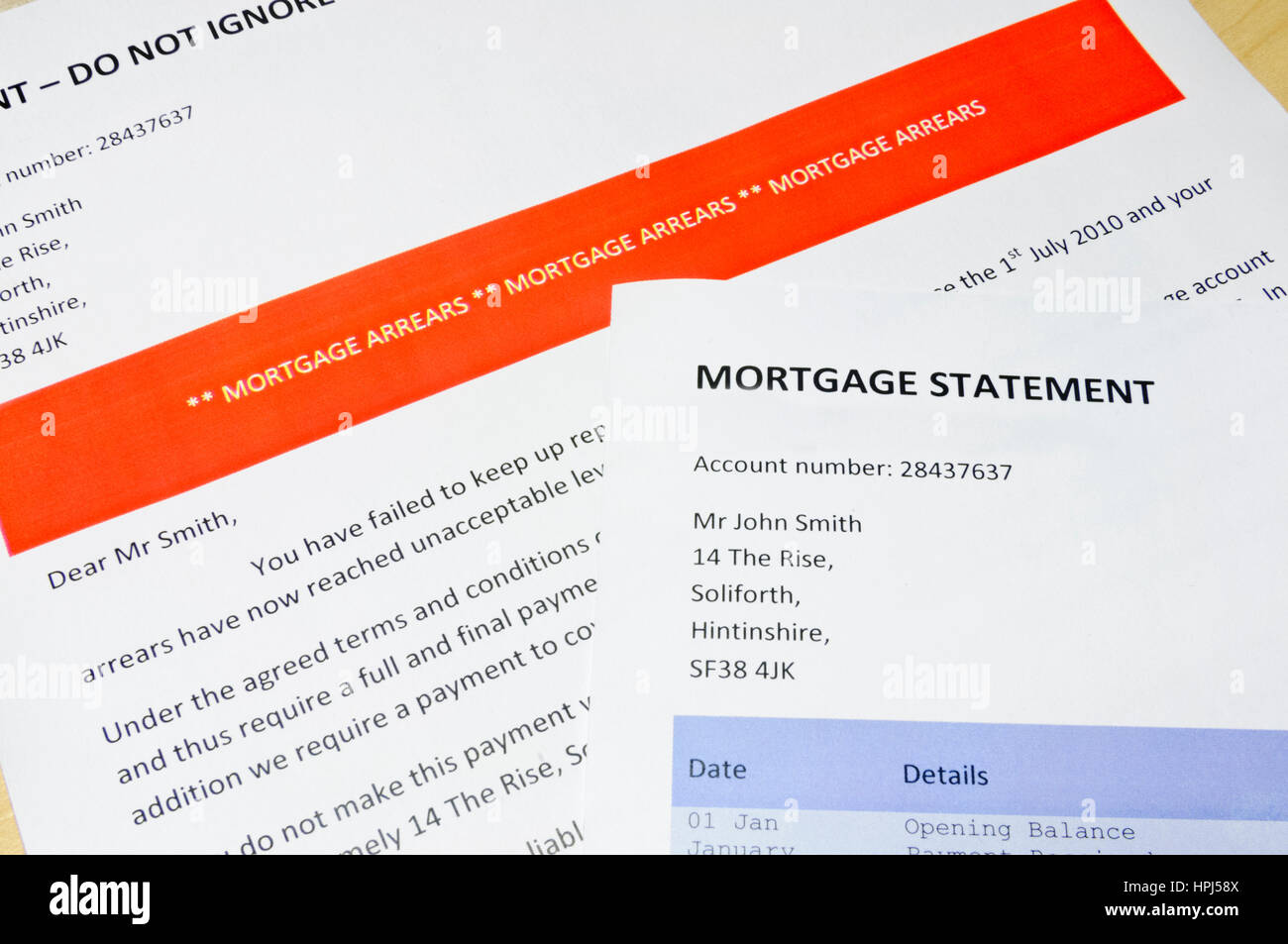 Carta del Banco Hipotecario que informa al cliente de los atrasos y la reposesión con declaración mostrando 'Defaulted'/falta de pago Foto de stock