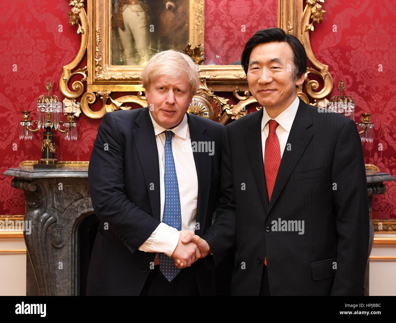 Boris Johnson, Secretario de Relaciones Exteriores, con el Ministro de Relaciones Exteriores de Corea Yun Byung-se para conversaciones de política exterior anual en Lancaster House en Londres. Foto de stock