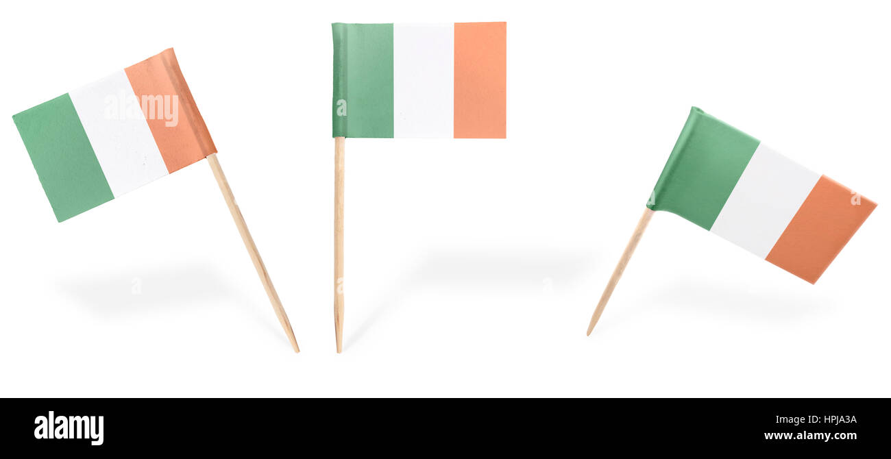 Cóctel de pequeñas banderas de Irlanda en diferentes posiciones, aislado en blanco.(serie) . Además de fácil de utilizar como un elemento de diseño :). Foto de stock