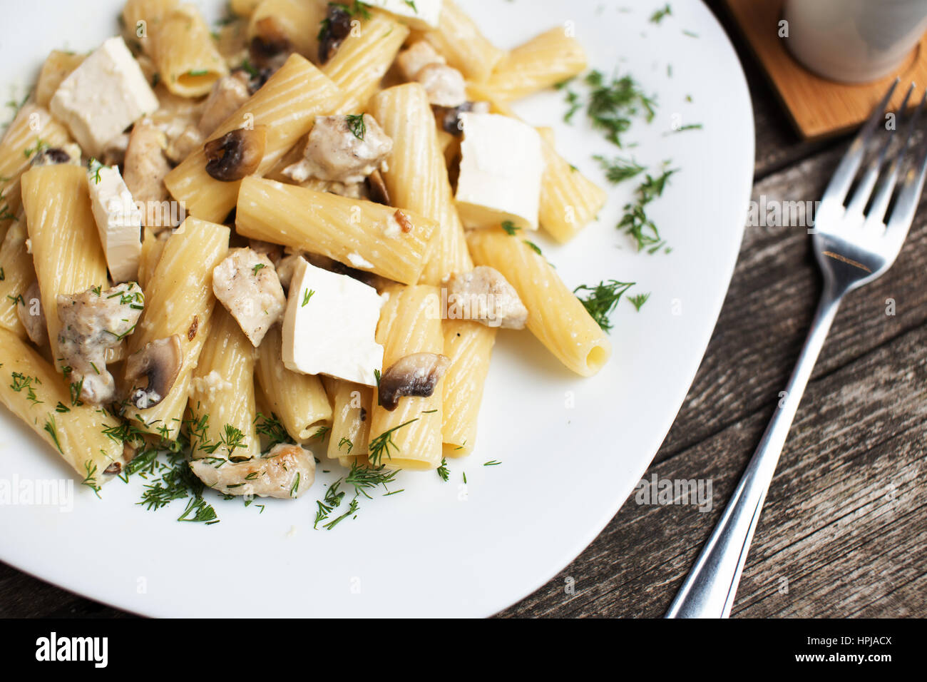 Deliciosa pasta italiana receta tortiglioni con salsa de nata y pollo