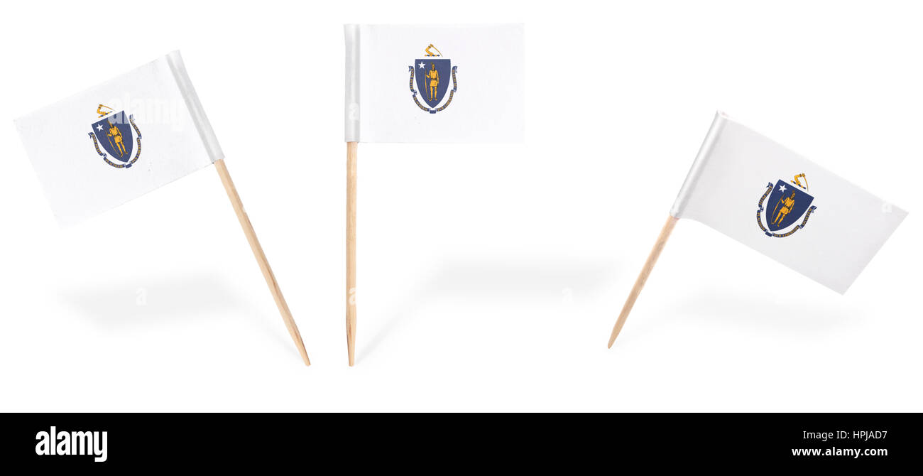 Cóctel de pequeñas banderas de Massachusetts en diferentes posiciones, aislado en blanco.(serie) . Además de fácil de utilizar como un elemento de diseño :). Foto de stock
