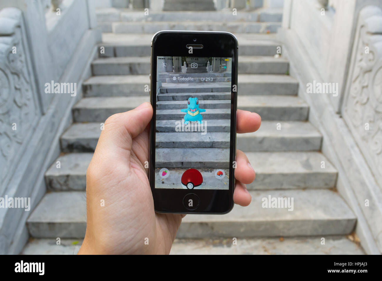 Bangkok Tailandia Febrero 22 17 Apple Iphone5s En Una Mano Mostrando Su Pantalla Con Pokemon Ir Aplicaciones Fotografia De Stock Alamy
