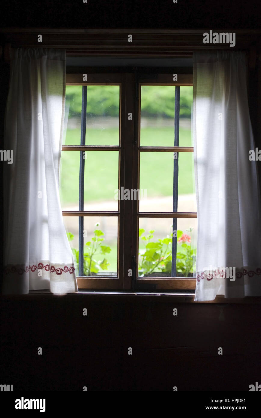 Vorhang Zimmerfenster mit - ventana con cortinas Foto de stock