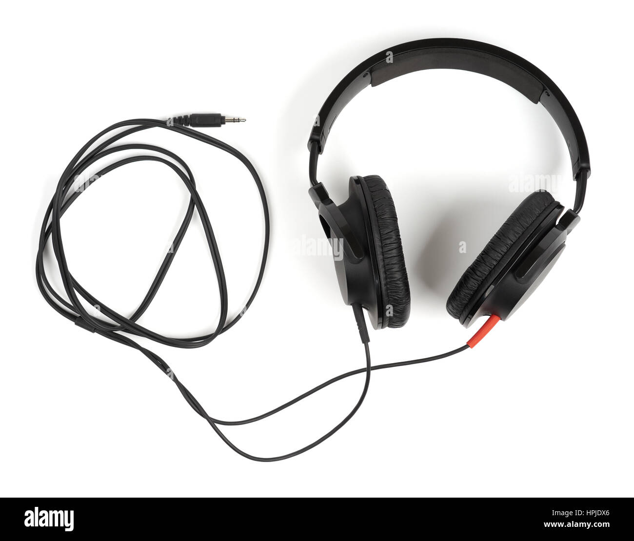 Lomo negro auriculares estéreo cerrado aislado sobre fondo blanco. Foto de stock