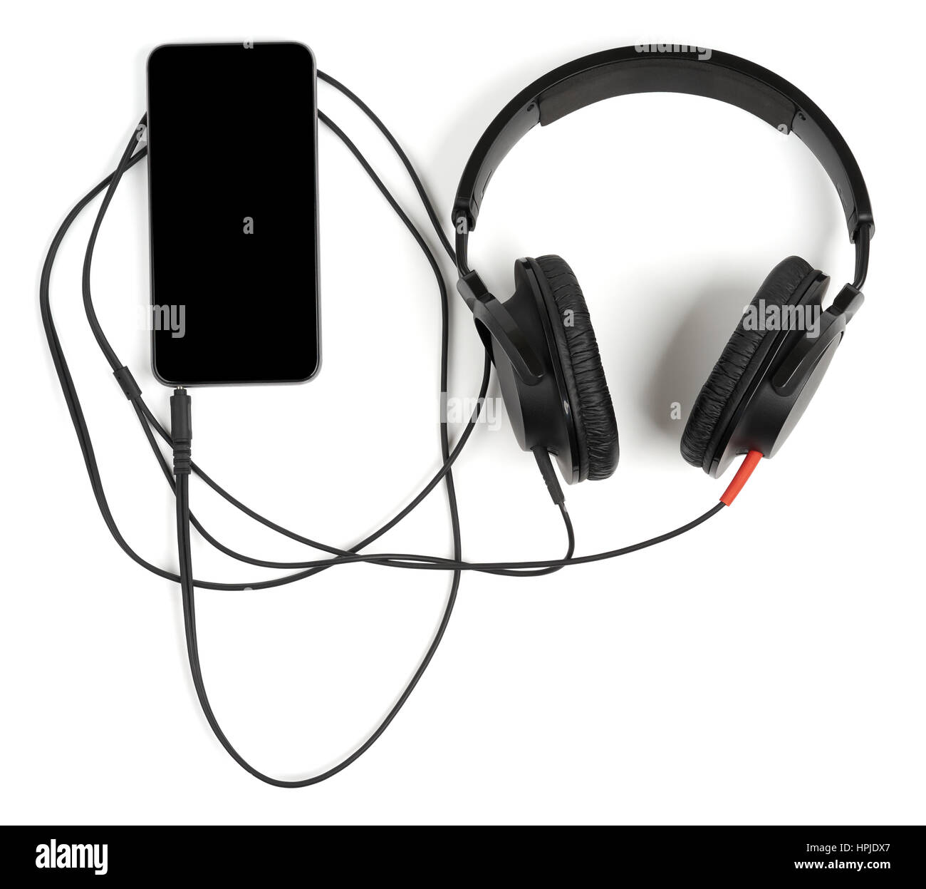 Espalda cerrada auriculares estéreo conectados a Smart Phone para escuchar música o ver vídeos aislado sobre fondo blanco. Foto de stock