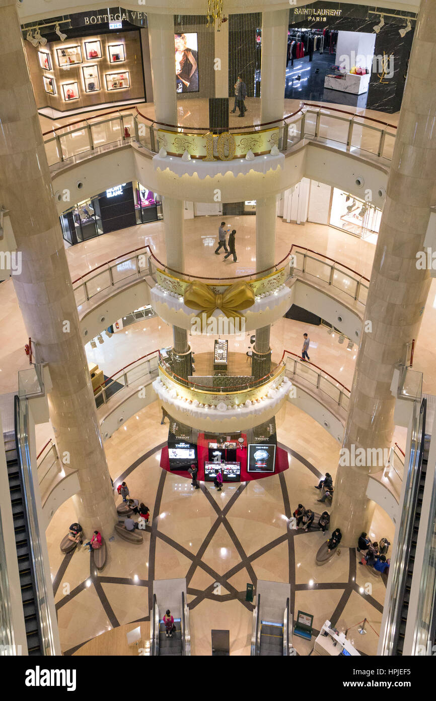 En el interior del elegante y lujoso centro comercial Taipei 101 en Taipei, Taiwán, visto desde arriba. Foto de stock