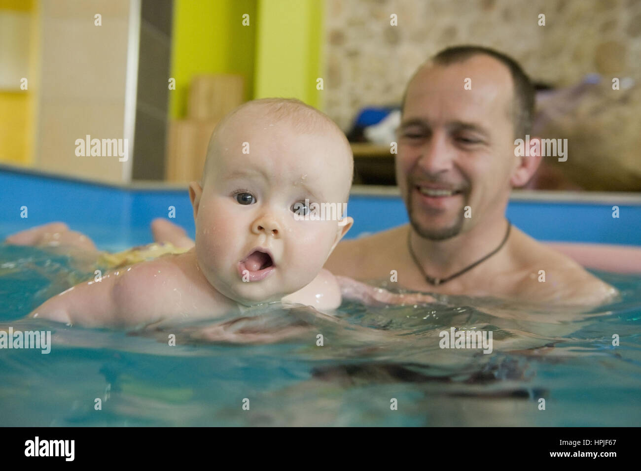 Modelo lanzado , Babyschwimmen - Natación para bebés Foto de stock
