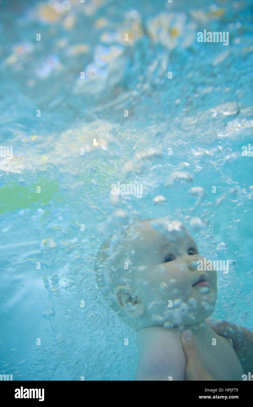 Modelo lanzado , Babyschwimmen - Natación para bebés Foto de stock